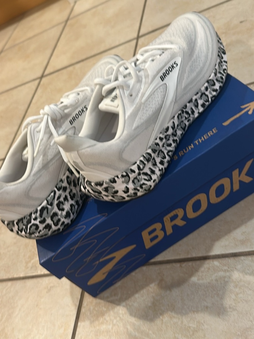 Adorable Women’s Brooks Black & Gray Leopard Midsole